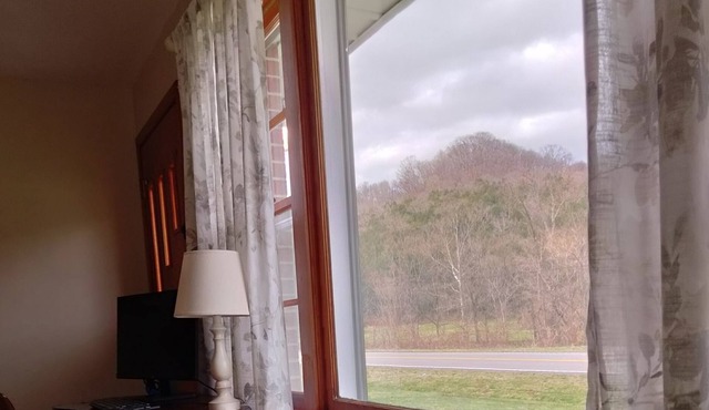 Cozy Hillside House- Adventure out your backdoor!