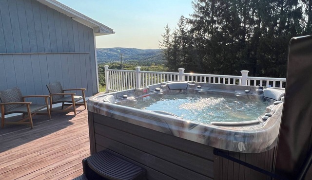 Cozy Hillside Retreat- Hot Tub with Amazing Views