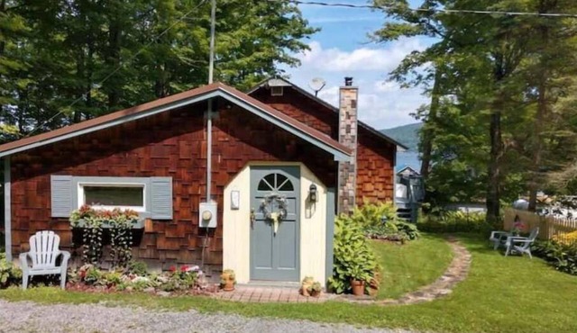 Cozy Hillside Hideaway on Lake Canadarago