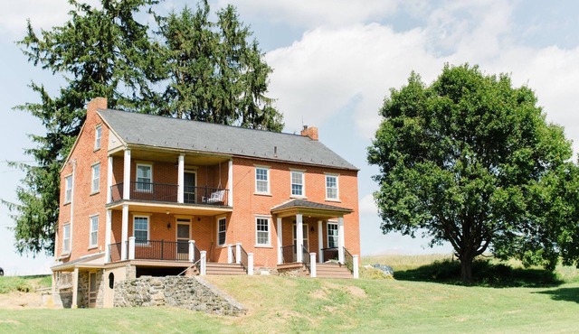 Cozy Hilltop Farmhouse *Newly Renovated*