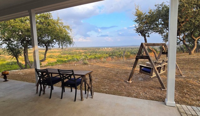 Cozy hilltop guesthouse at Barkspin Oaks Ranch. Beautiful views!