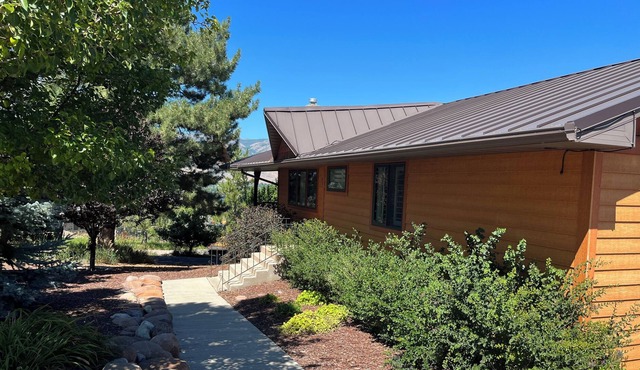 Cozy Hilltop Hideaway over looking Pinevew