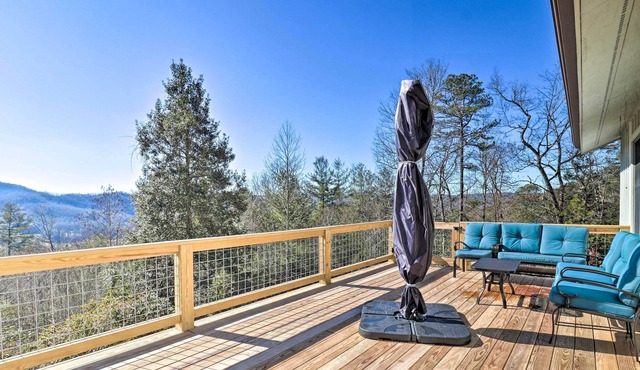 Cozy Hilltop Hideaway: 10 Mi to Nat’l Forests