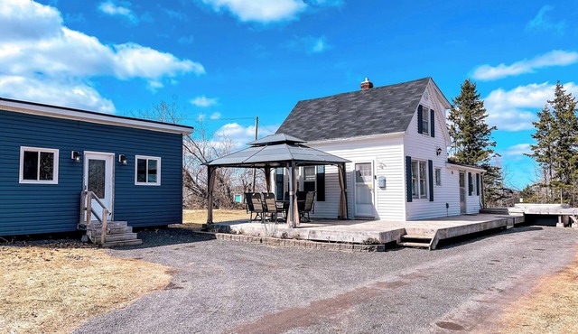 Cozy Hilltop Retreat w/Hot Tub, Firepit & Deck. Pet-Friendly!