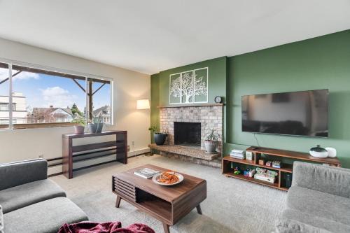 Cozy Hilltop Seattle Stay with Yard & Parking