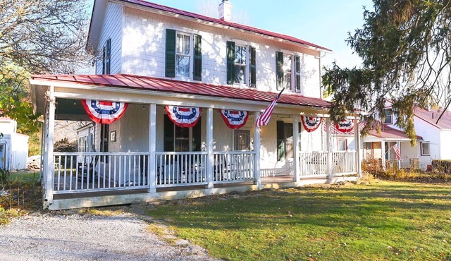 Cozy Historic Bellbrook Farmhouse - Walk to Downtown