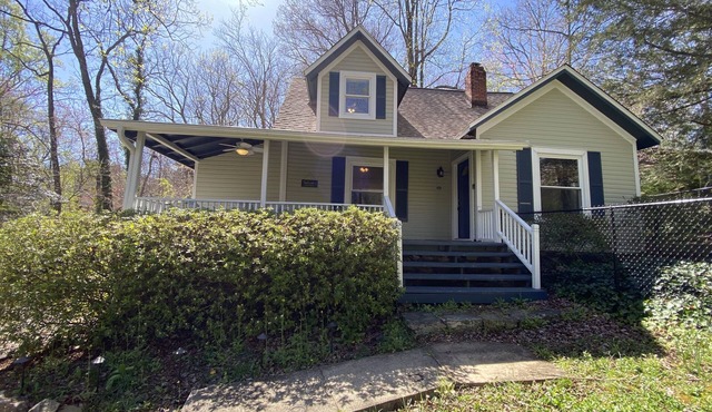 Cozy historic cottage in the woods. 10 minute walk to town