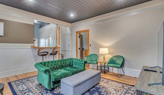 Cozy Historic Flat w/Porch Walk to Forsyth & All the Savannah Charm