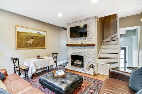 Cozy & Historic Gem - Free Parking Patio -Sleeps 6