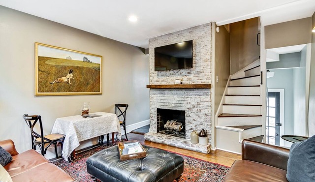 Cozy & Historic Gem: Free Parking+ Patio -Sleeps 6