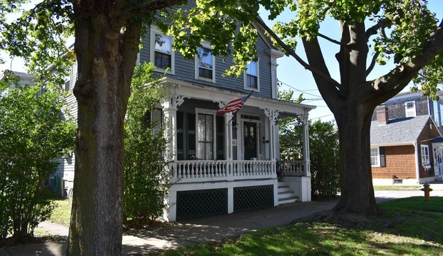 Cozy, historic home, 1 BR located 2 blocks from downtown Bristol RI