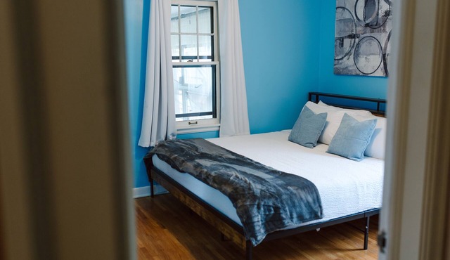 Cozy Historic Home. King Beds. Keyless Entry. Free W/D.