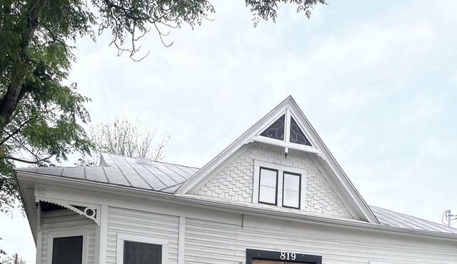 Cozy historic home downtown San Antonio @ Alamodome ~Family and pet friendly