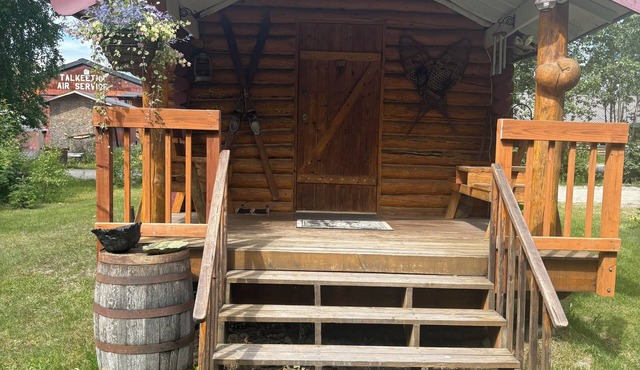 Cozy historic log cabin in downtown Talkeetna with WiFi