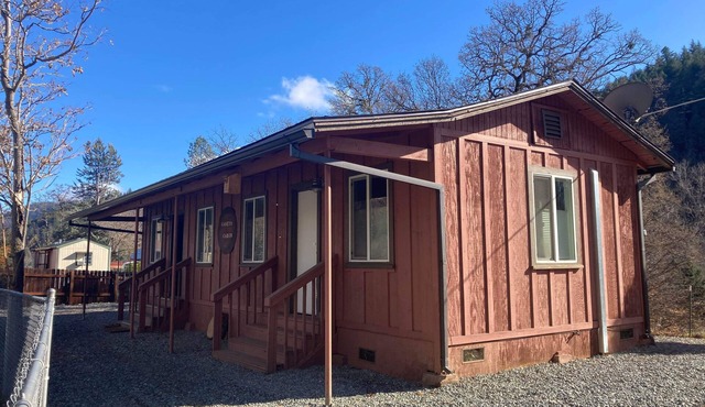Cozy historic Mining Cabin in Douglas City close to the Trinity River