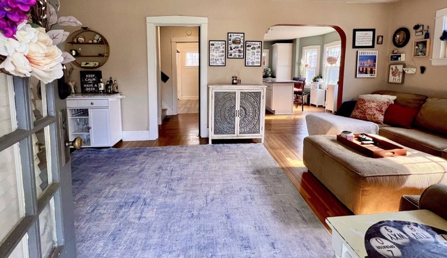 Cozy, historic, pet-friendly home!