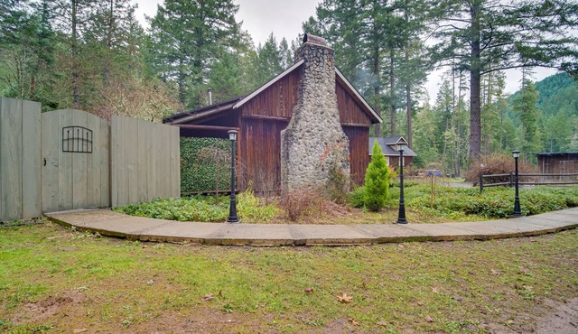 Cozy, Historic Wolf Creek Cabin Near Hiking
