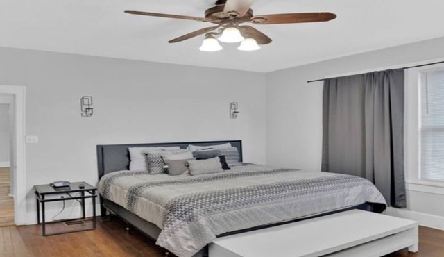 Cozy Historical 1 Bedroom Apartment