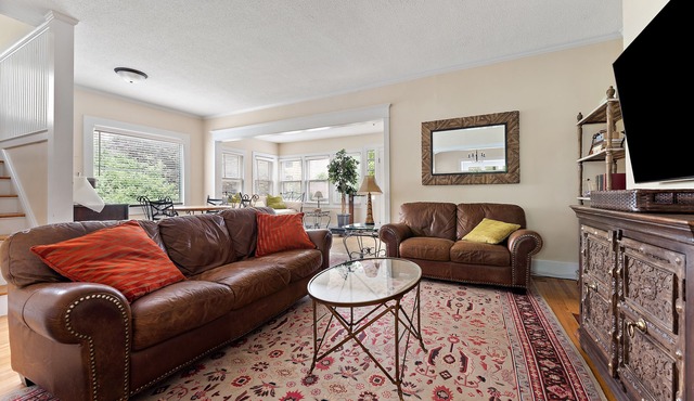Cozy Historical Home-Trendy Lakes Area- 3 Bedroom 1 & 1/2 Bath