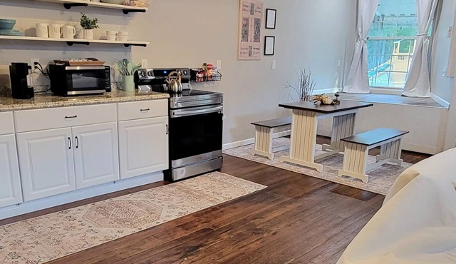 Cozy, historical retreat near the Overlook