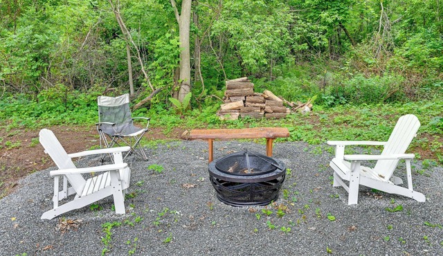Cozy Holcombe Home w/ Fire Pit: Near Trails!