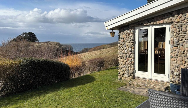 Cozy holiday home with sea views