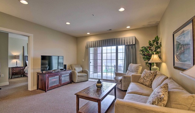 Cozy Holiday Getaway: Branson Condo 3 Mi to Dtwn!