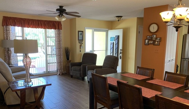 COZY HOLIDAY HIDEAWAY-Minutes from Beaches, Golf, Bike Trails, etc.