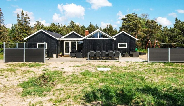 Cozy Holiday Home in R m with Swimming Pool