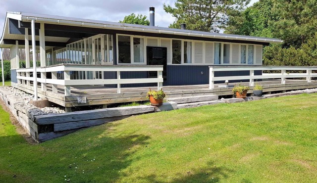 Cozy holiday home with sea view