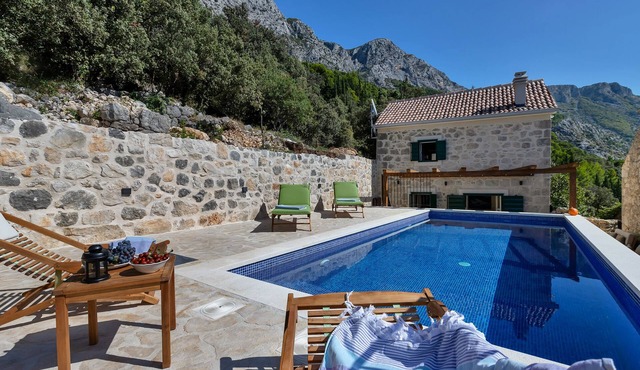 Cozy holiday home with heated pool, terrace, sea view, quiet location, WiFi,
