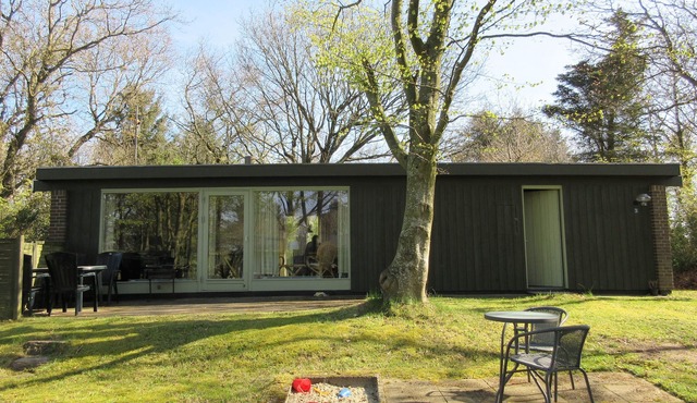 Cozy holiday house located close to Ejerslev Harbour. Egen row boat.