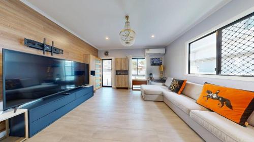 Cozy holiday house Cannon Hill , 3 bed, and just 13 mins from airport and 15 mins from Brisbane CBD