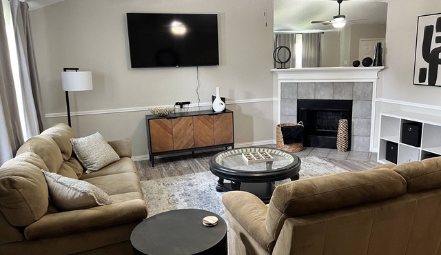 Cozy Hollyberry! With backyard getaway!