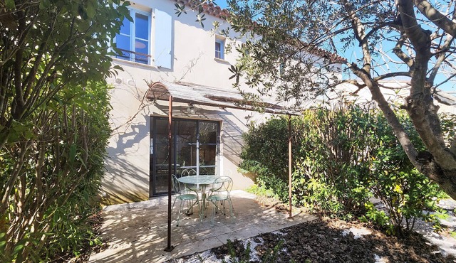 Cozy home in Saint-Laurent-de-la-Ca with WiFi