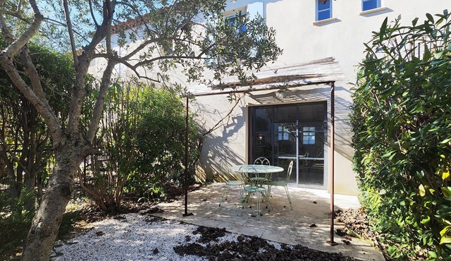 Cozy home in Saint Laurent de la Ca with WiFi