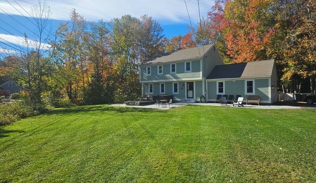 Cozy home 1mi. to beaches/shops/dining, Hot tub, big PATIO, Pvt yard, fire pit