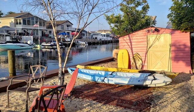 Cozy home 1st floor of a duplex located on tributary to bay in toms river.