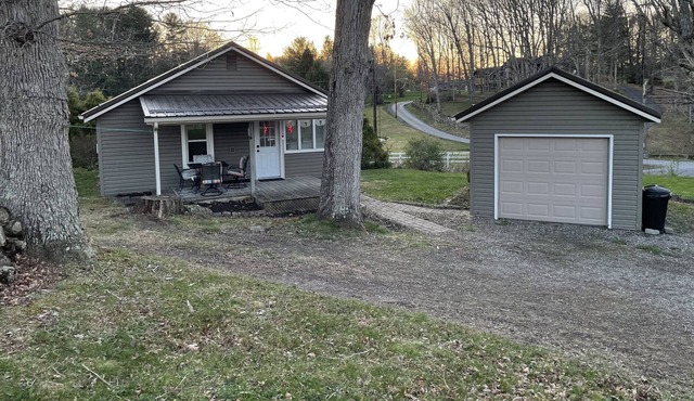 Cozy home 2 miles from town - easy access.