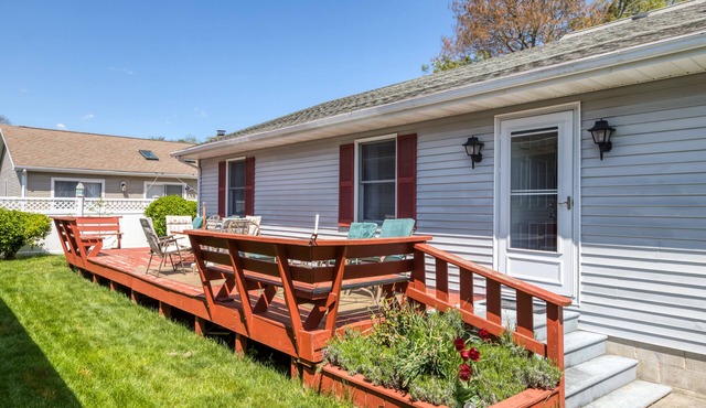 Cozy Home 3 Blocks From Beach w/Central AC, Deck, Private Washer/Dryer, WiFi