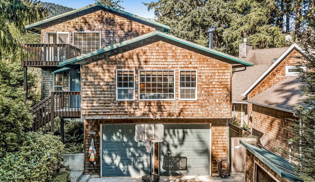 Cozy home 4 blocks from the beach with deck, woodstove & sunroom