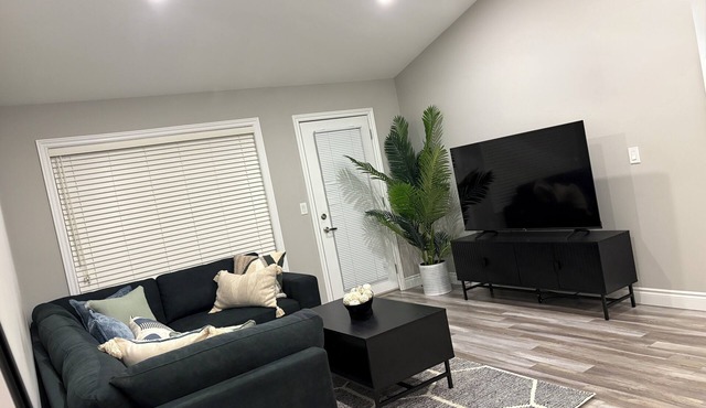 Cozy home, 4 mins drive to Windsor airport & 10 mins drive to Detroit border