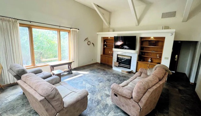 Cozy Home! 5 beds/2 bath 3 Mins from Downtown! Complimentary Pool & Gym Passes!