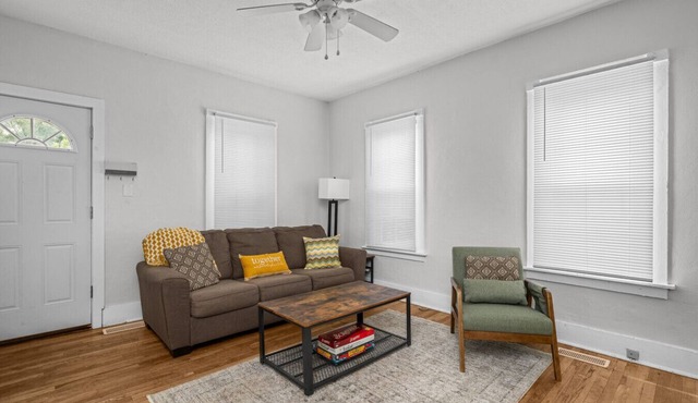Cozy Home 5min to Downtown Moline & Fully Fenced