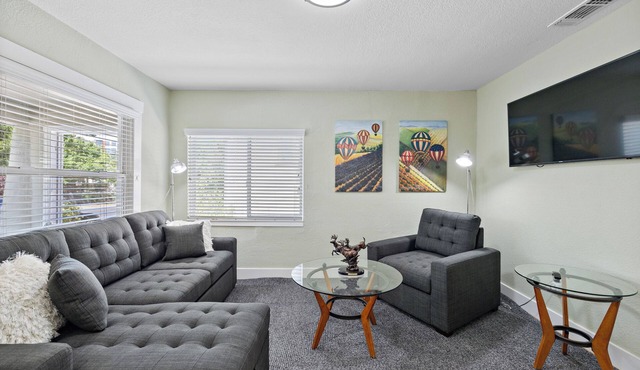 Cozy Home - 7 Min. Walk to UC Davis Medical Ctr. Sacramento, nEV- Charger Leve2