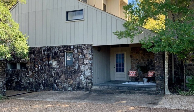 Cozy home across from Red Apple Inn and 20 minutes from Little Red River!