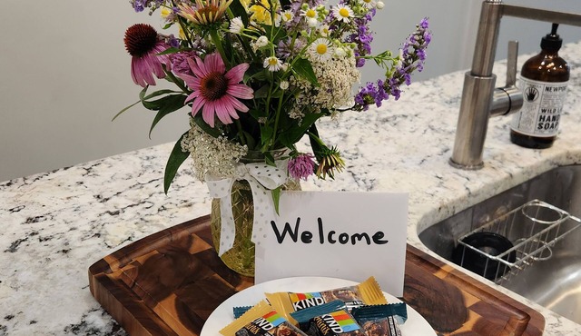 Cozy Home Away From Home Sleeps 8, has 3 bthrms, & lots of amenities to enjoy!