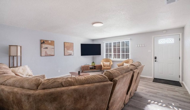 Cozy Home | Big Yard | Newly Renovated