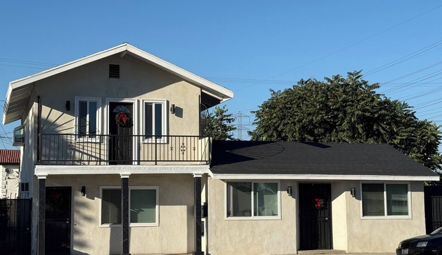 Cozy Home Centrally Located near Beach Cities & Airport.