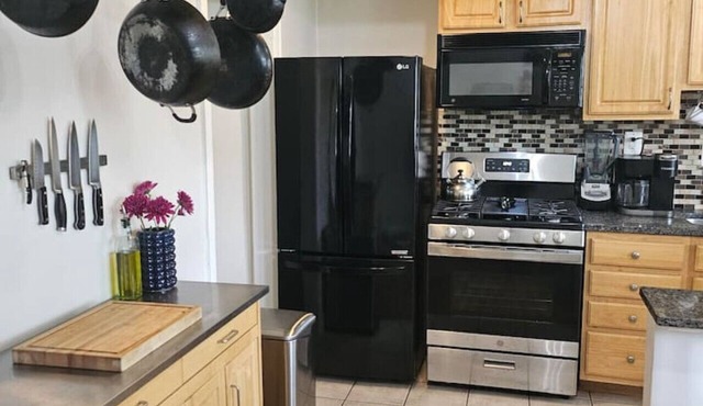 Cozy home Centrally located free parking sleeps 8